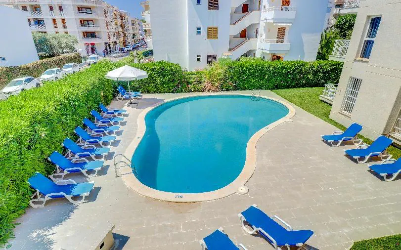 01_apartamentos_llevant_Enjoy_2026 Piscina exterior y edificios de Apartamentos Llevant en Port de Pollença
