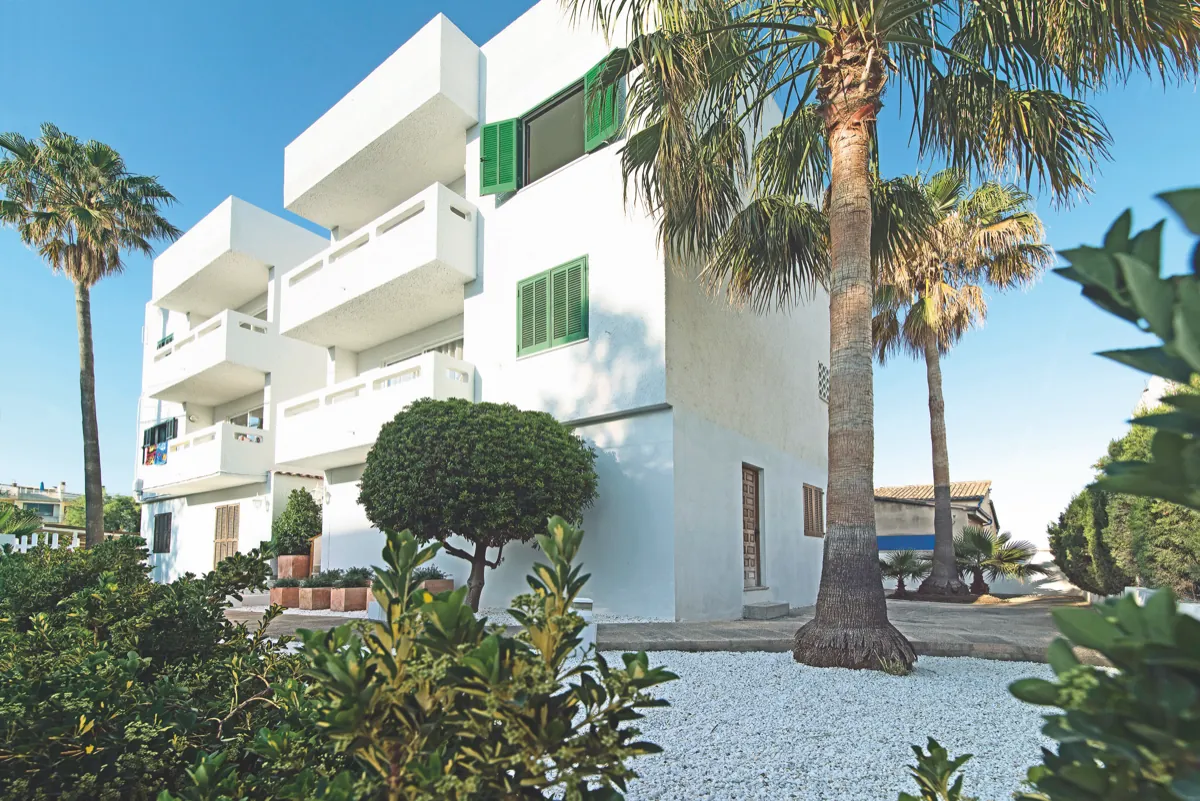 01_cabot_sivella_Enjoy Fachada y jardín del Cabot Sivella Apartments