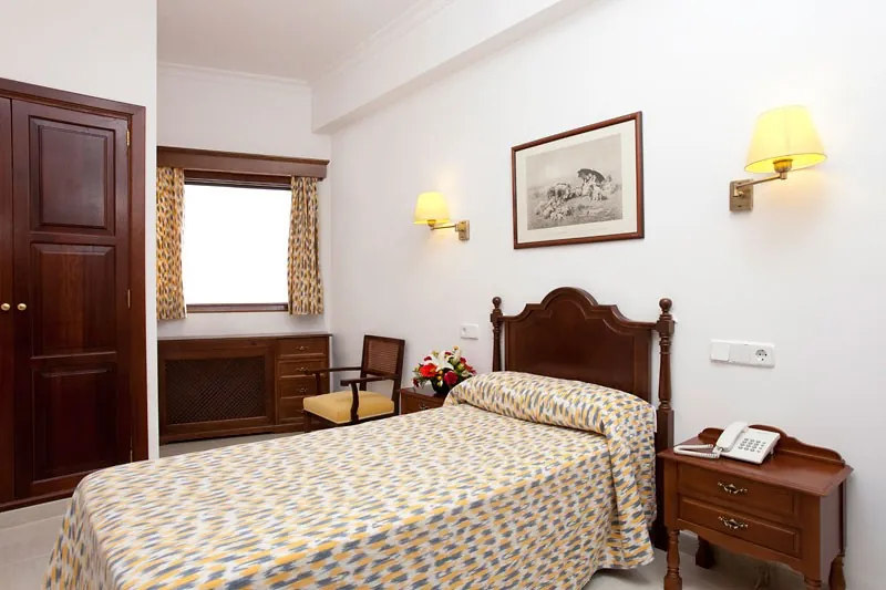02_hotel_sis_pins_Enjoy