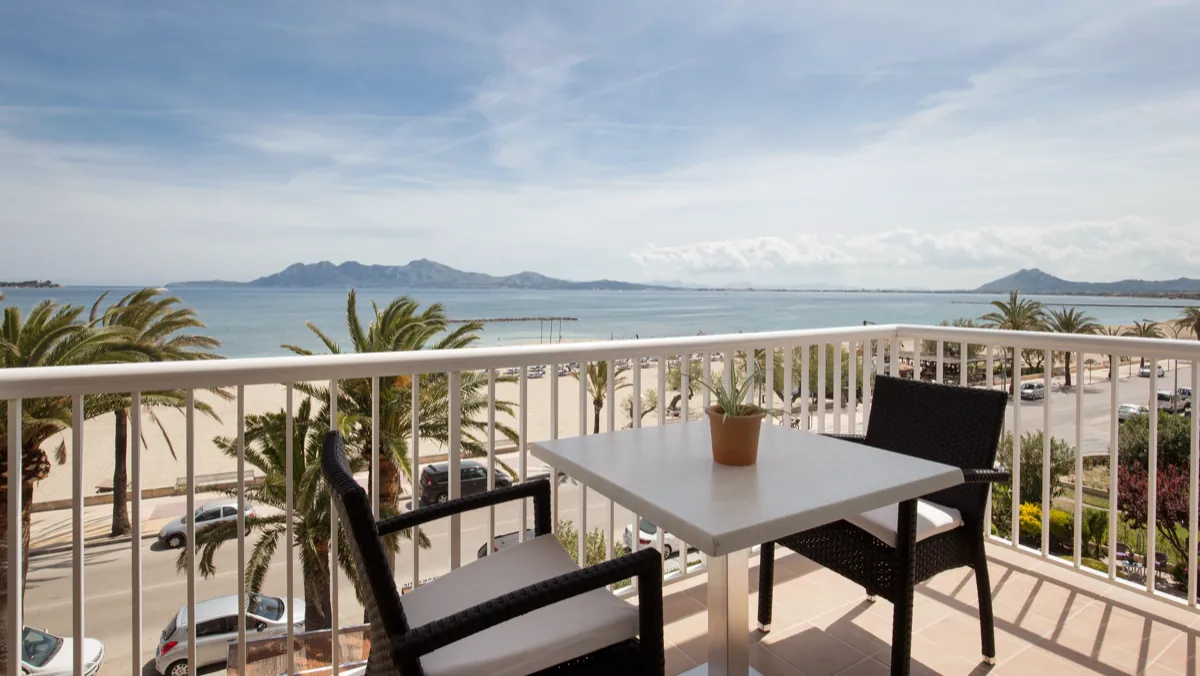04_cabot_romantic_Enjoy Balcón de habitación con vistas a la bahía de Pollensa
