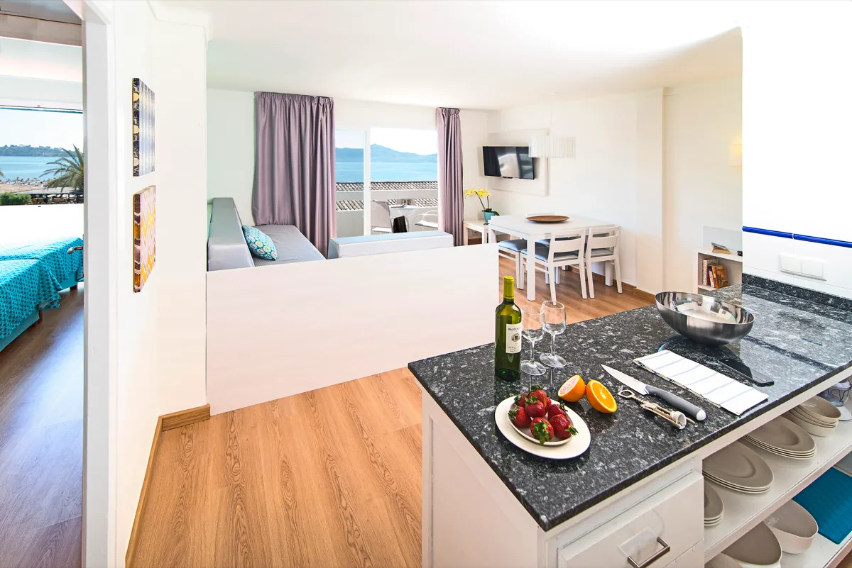 06_cabot_sivella_Enjoy Salón, cocina y dormitorio de un apartamento del Cabot Sivella