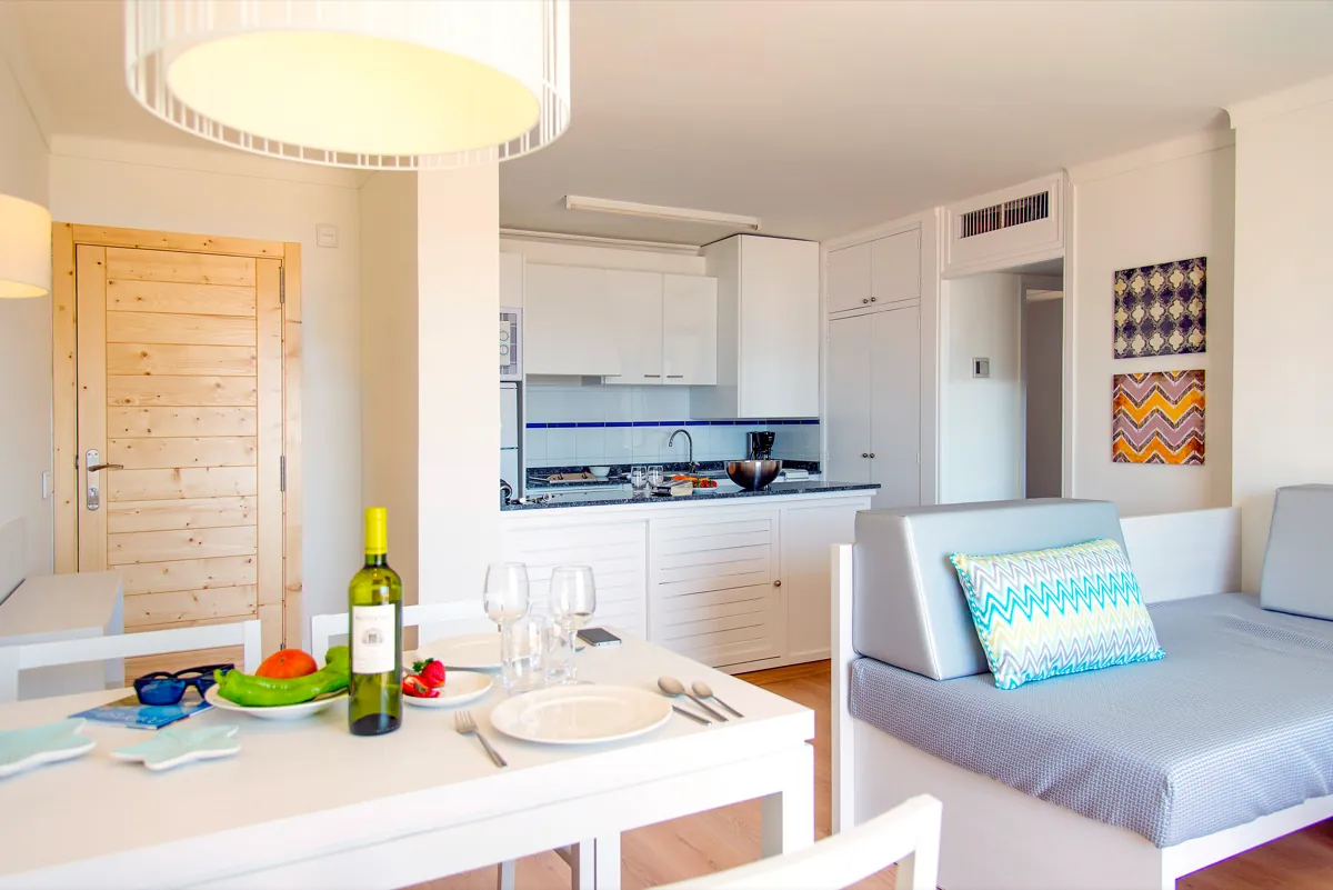 08_cabot_sivella_Enjoy Cocina y salón de un apartamento del Cabot Sivella