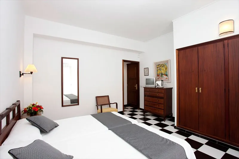 08_hotel_sis_pins_Enjoy