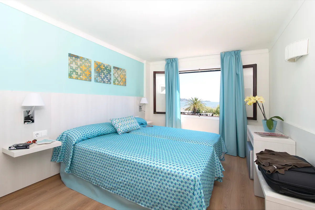 09_cabot_sivella_Enjoy Dormitorio con vistas del Cabot Sivella Apartments