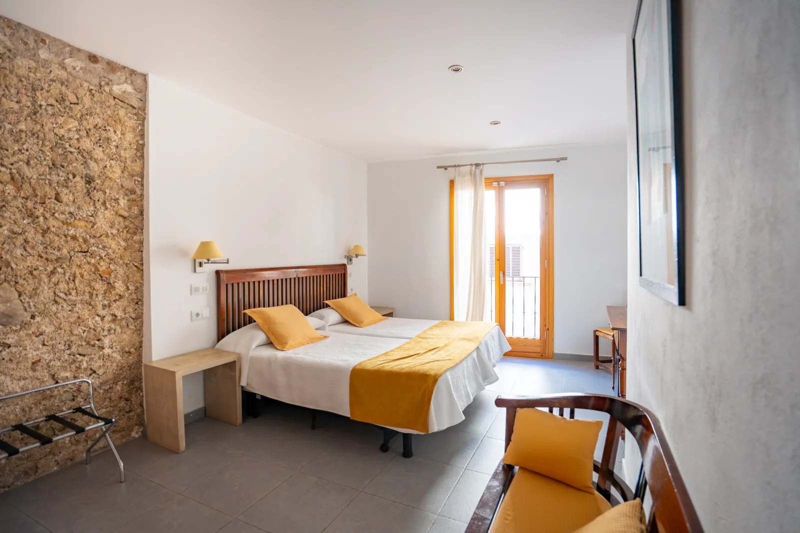 09_lhostal_Enjoy