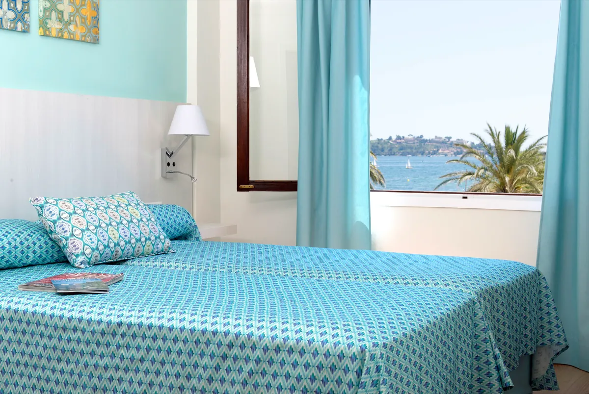 10_cabot_sivella_Enjoy Dormitorio con vistas al mar del Cabot Sivella Apartments
