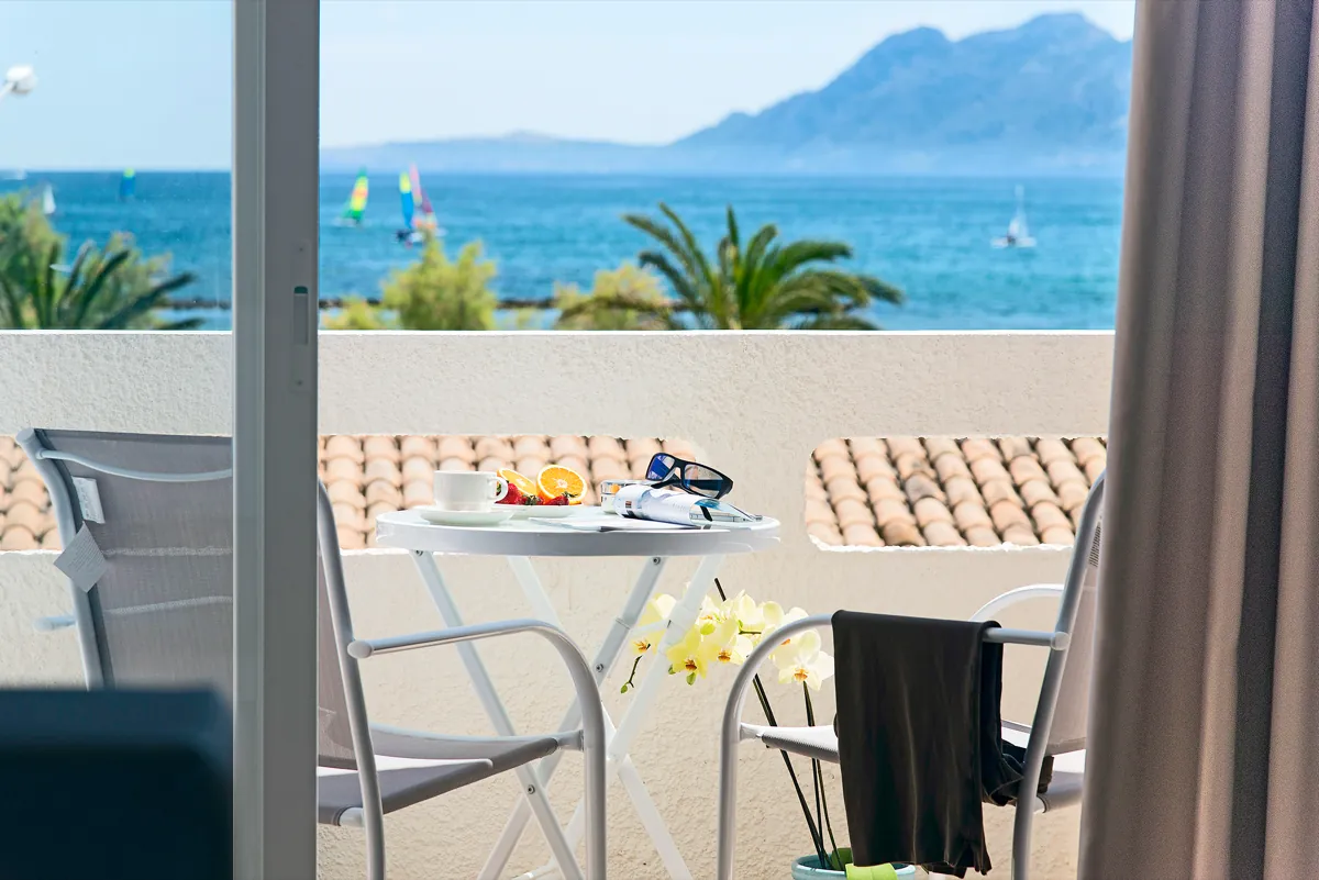 11_cabot_sivella_Enjoy Terraza con vistas a la bahía del Cabot Sivella Apartments