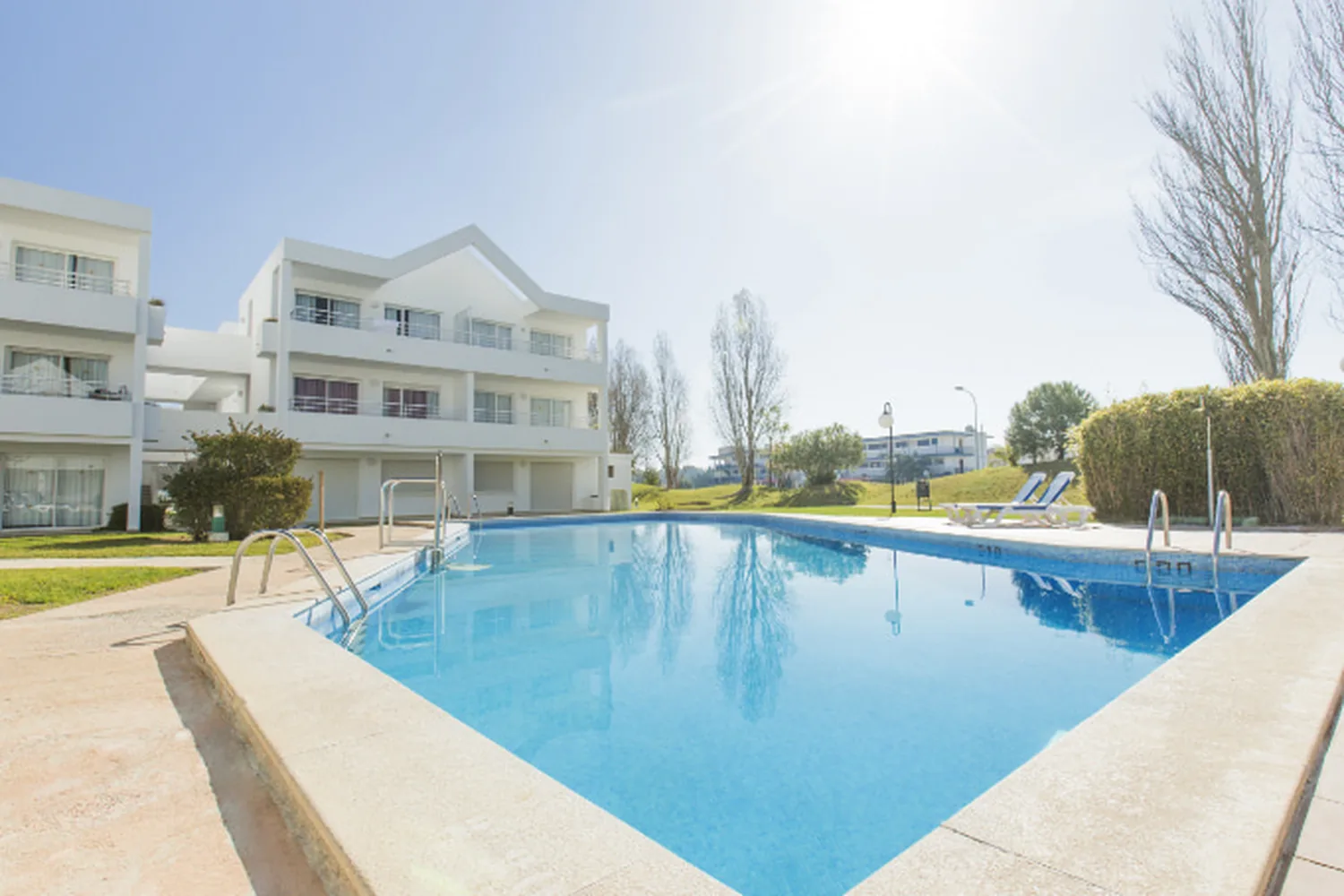 Apartamentos Habitat en Puerto Pollensa vistos desde la piscina principal