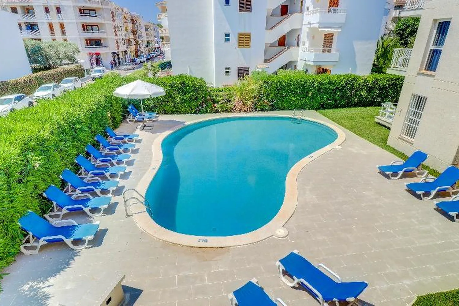 Piscina y jardines de Apartamentos Llevant, Port de Pollença